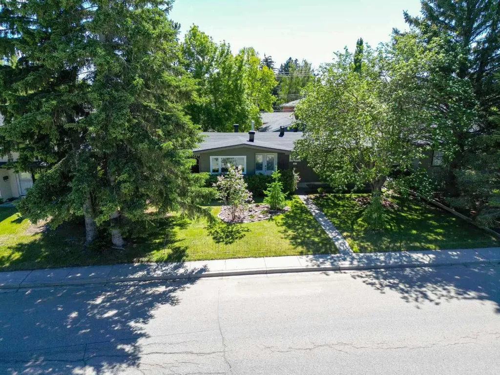 361 Capri Avenue NW Calgary AB T2L 0J5