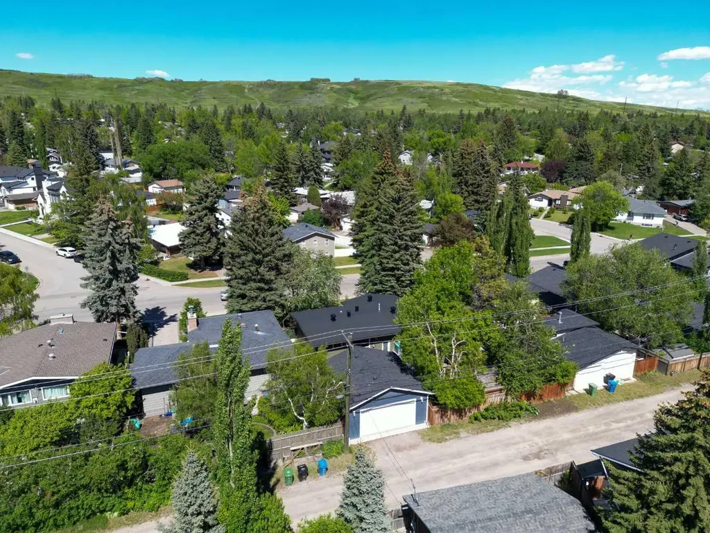 361 Capri Avenue NW Calgary AB T2L 0J5