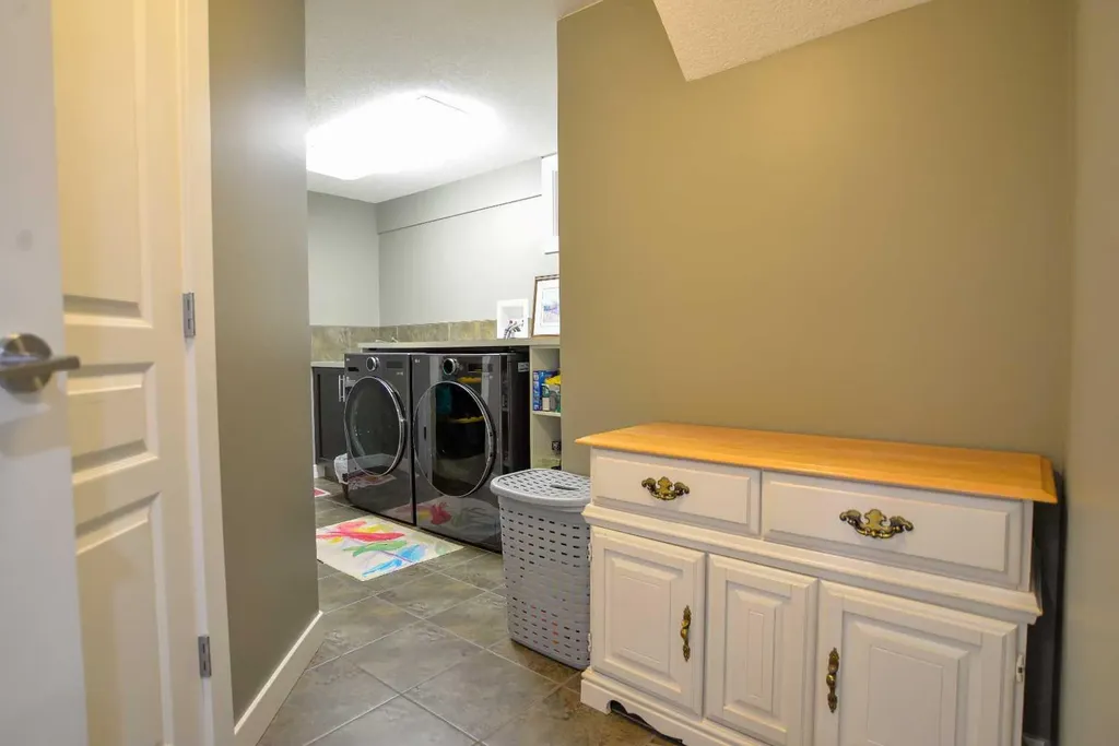 361 Capri Avenue NW Calgary AB T2L 0J5