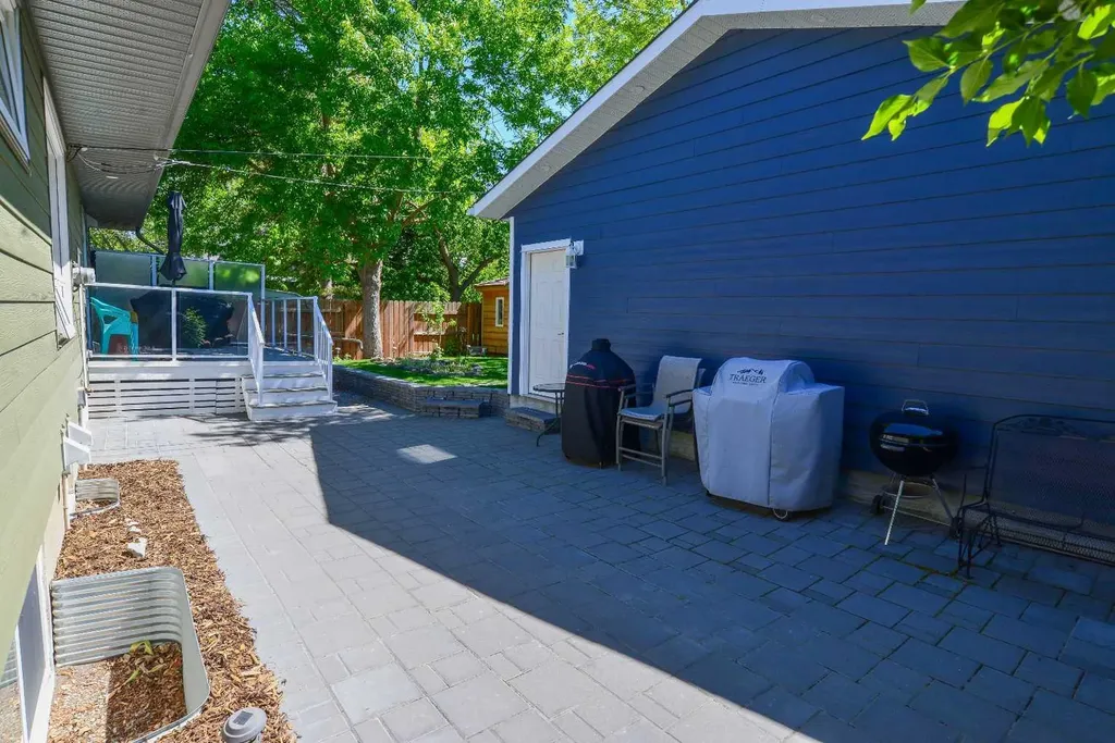361 Capri Avenue NW Calgary AB T2L 0J5