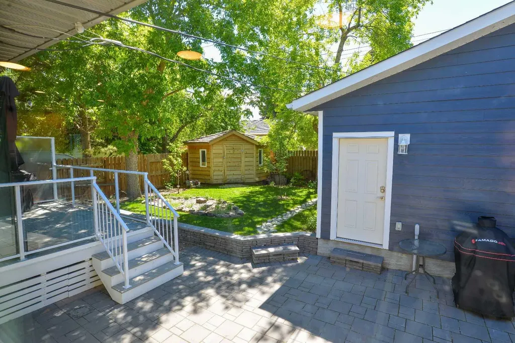 361 Capri Avenue NW Calgary AB T2L 0J5