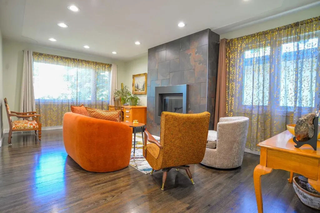 361 Capri Avenue NW Calgary AB T2L 0J5