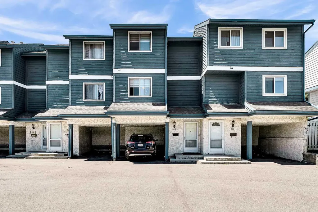 919 38 Street NE Calgary AB T2A6E1