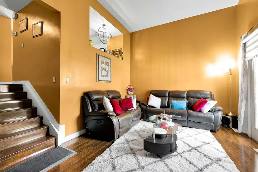 919 38 Street NE Calgary AB T2A6E1