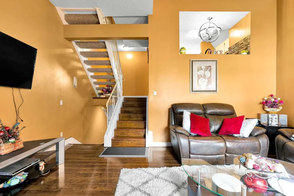 919 38 Street NE Calgary AB T2A6E1