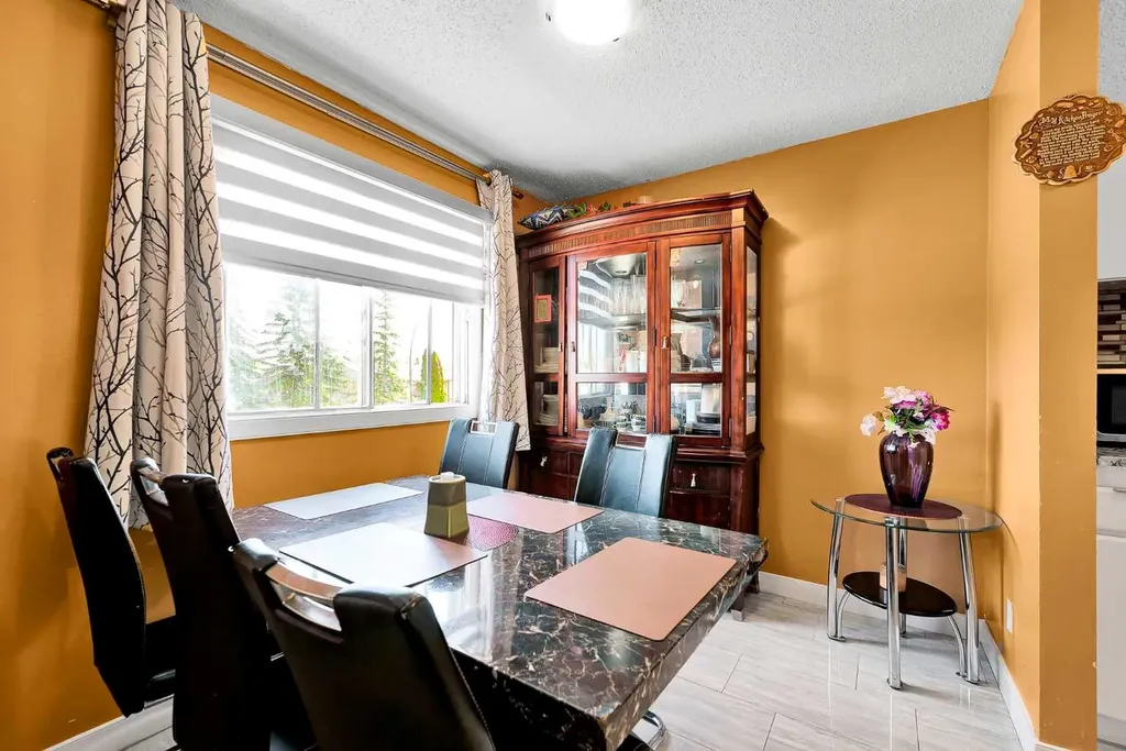 919 38 Street NE Calgary AB T2A6E1