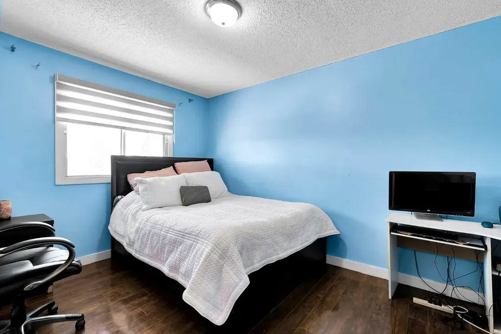 919 38 Street NE Calgary AB T2A6E1