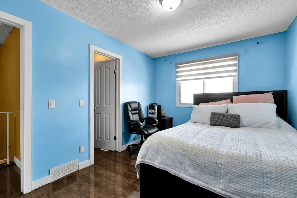 919 38 Street NE Calgary AB T2A6E1