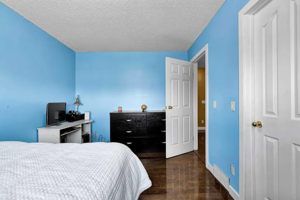 919 38 Street NE Calgary AB T2A6E1