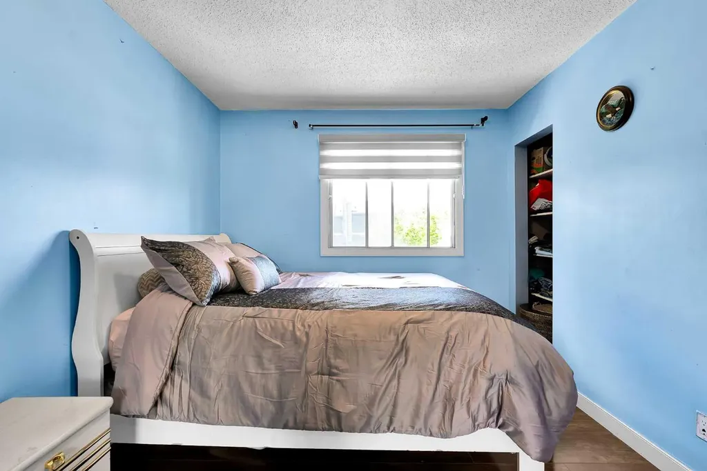 919 38 Street NE Calgary AB T2A6E1