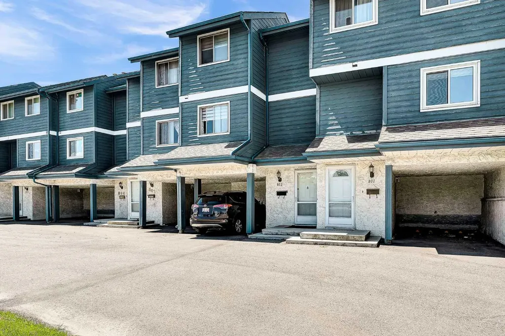 919 38 Street NE Calgary AB T2A6E1