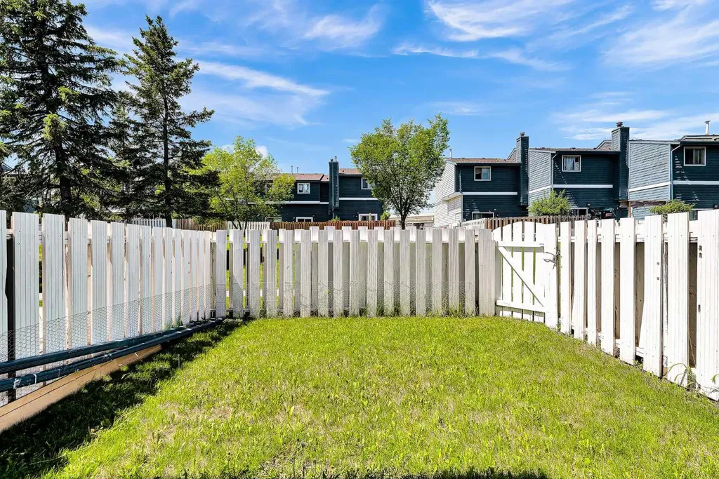 919 38 Street NE Calgary AB T2A6E1