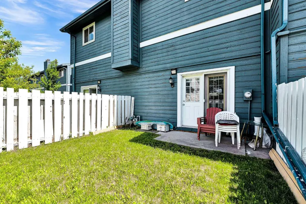 919 38 Street NE Calgary AB T2A6E1