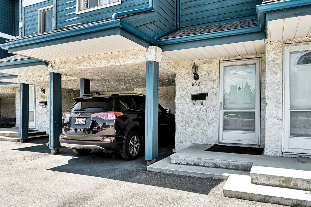 919 38 Street NE Calgary AB T2A6E1