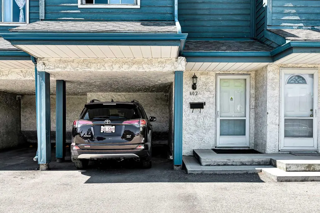 919 38 Street NE Calgary AB T2A6E1