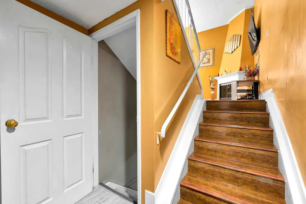 919 38 Street NE Calgary AB T2A6E1
