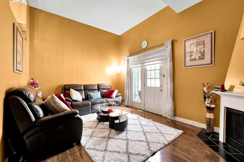 919 38 Street NE Calgary AB T2A6E1