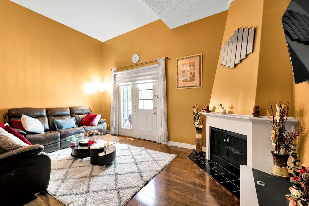 919 38 Street NE Calgary AB T2A6E1