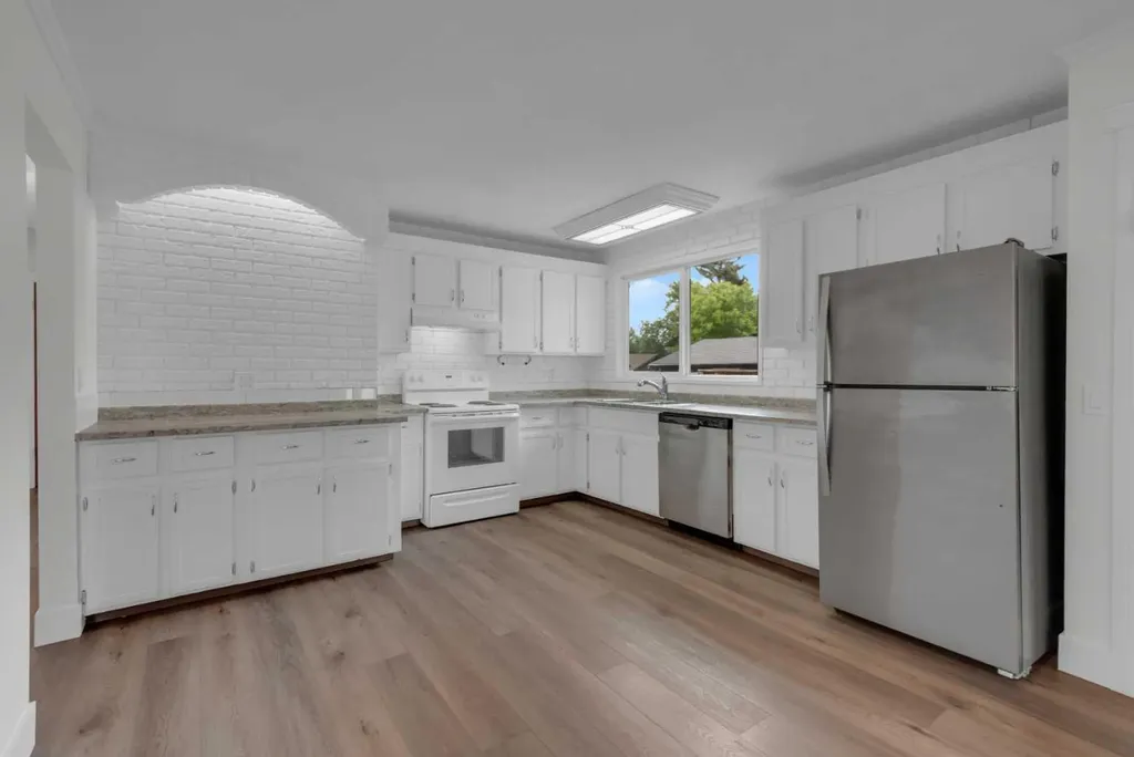 660 Queen Charlotte Drive SE Calgary AB T2J 4T6