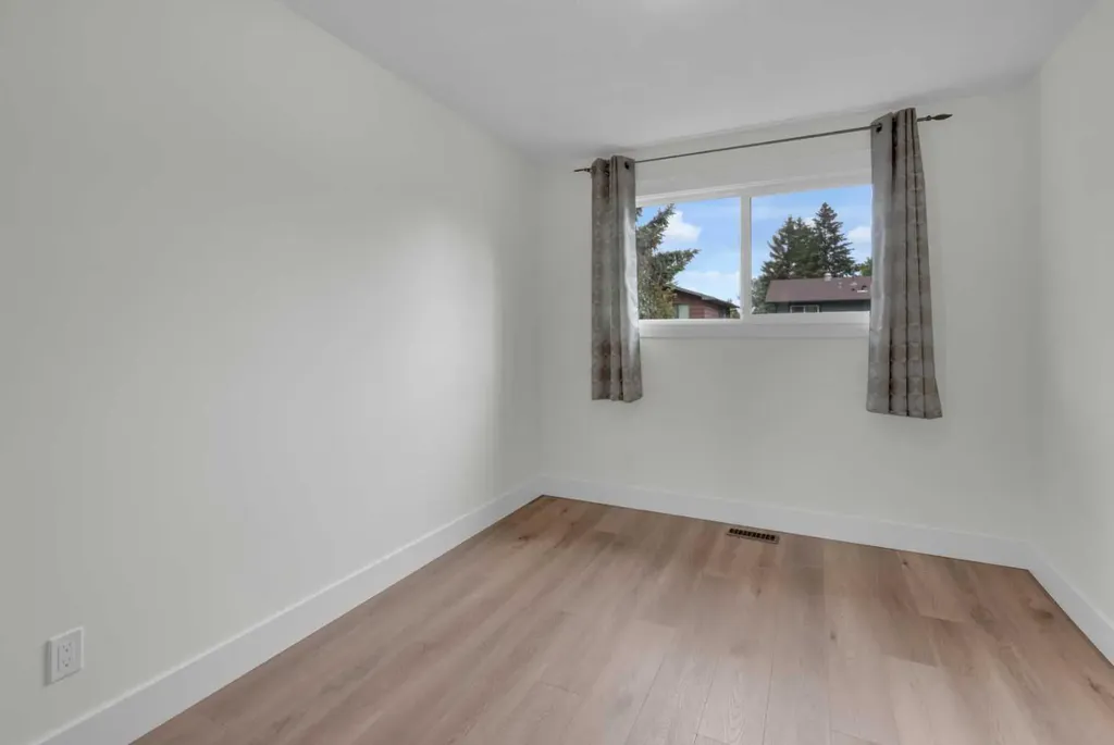 660 Queen Charlotte Drive SE Calgary AB T2J 4T6
