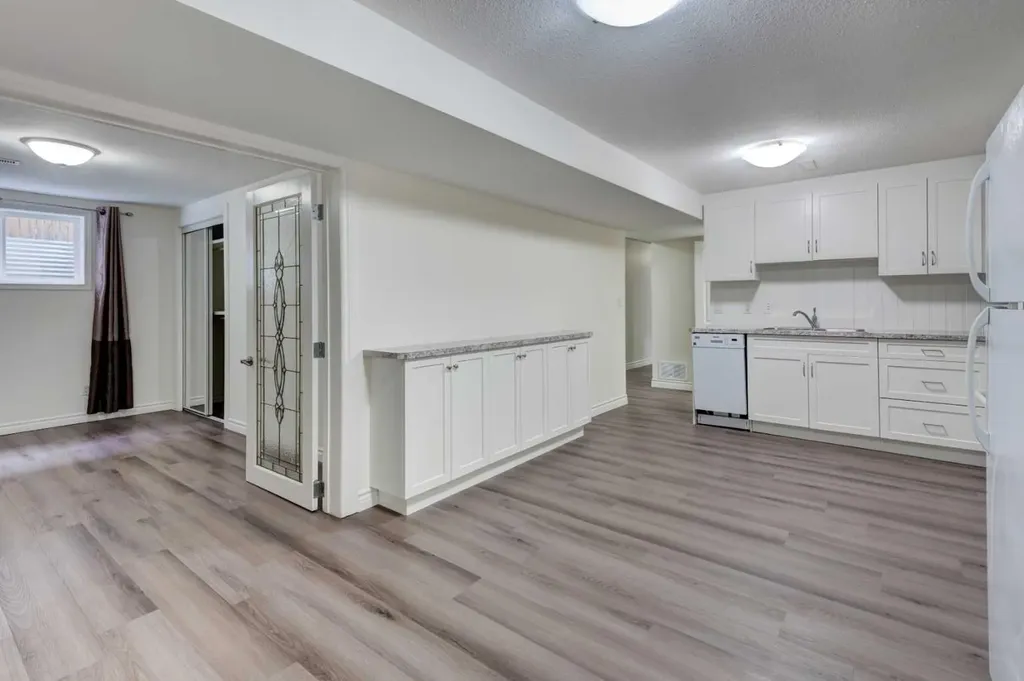 660 Queen Charlotte Drive SE Calgary AB T2J 4T6