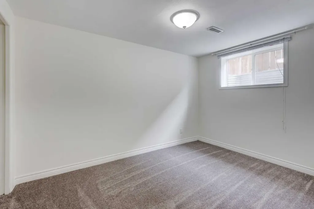 660 Queen Charlotte Drive SE Calgary AB T2J 4T6