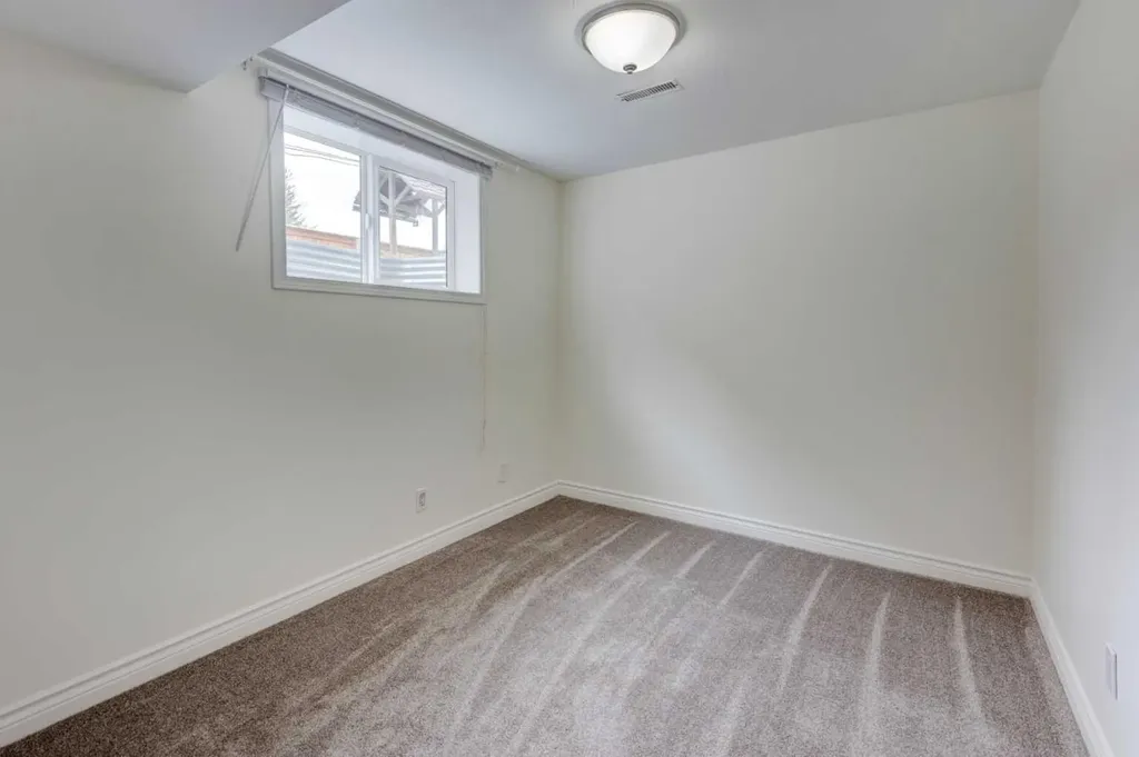 660 Queen Charlotte Drive SE Calgary AB T2J 4T6