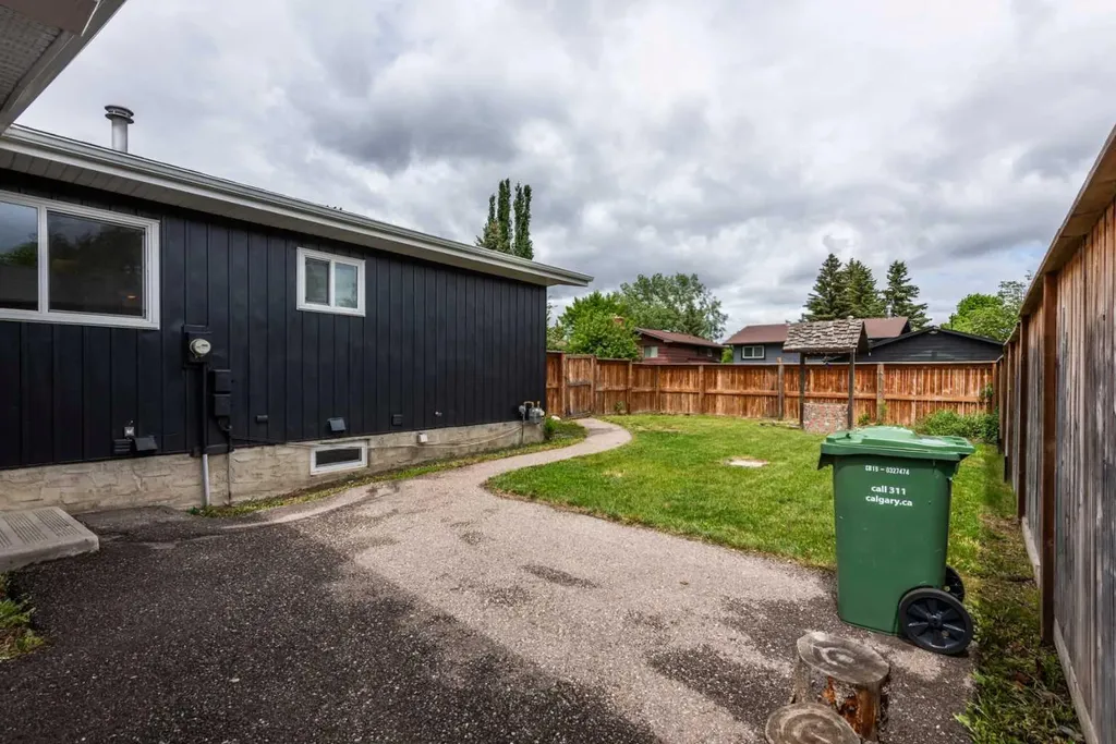 660 Queen Charlotte Drive SE Calgary AB T2J 4T6