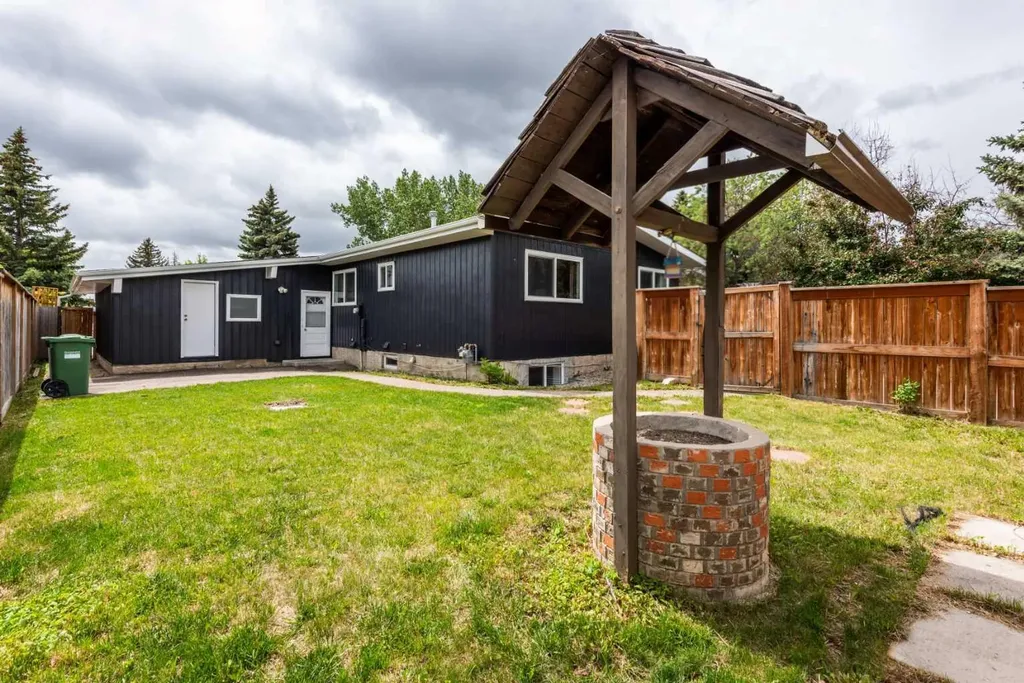 660 Queen Charlotte Drive SE Calgary AB T2J 4T6