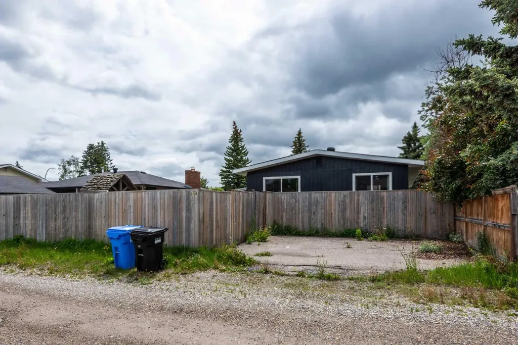 660 Queen Charlotte Drive SE Calgary AB T2J 4T6