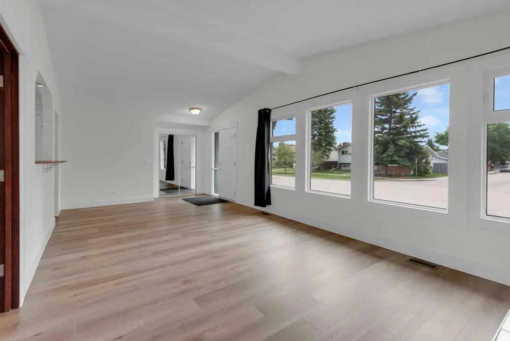 660 Queen Charlotte Drive SE Calgary AB T2J 4T6