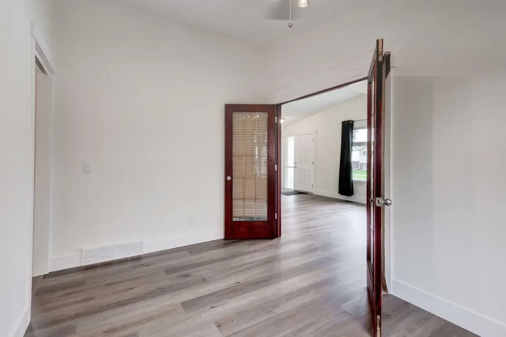 660 Queen Charlotte Drive SE Calgary AB T2J 4T6
