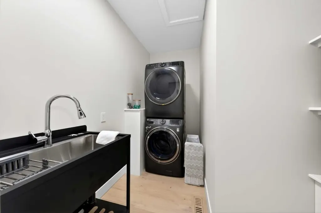 5230 21 Avenue NW Calgary AB T3B 0X5