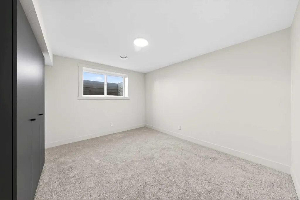 5230 21 Avenue NW Calgary AB T3B 0X5