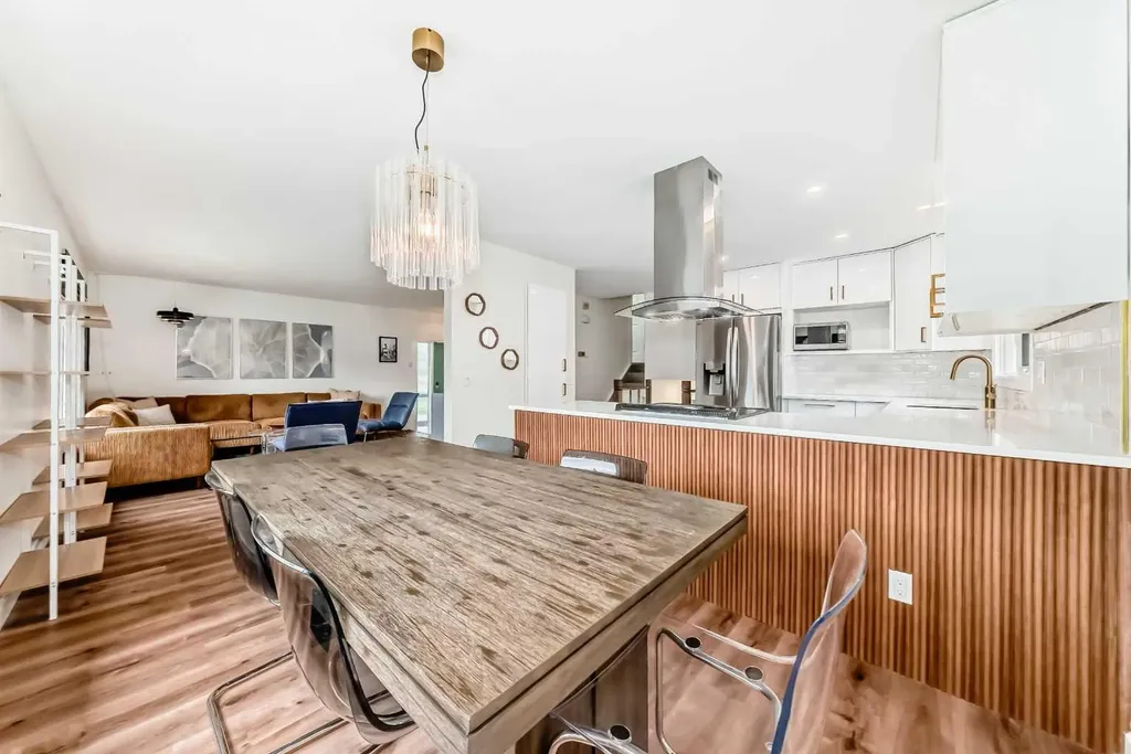 584 Woodhill Place SW Calgary AB T2W 3L5