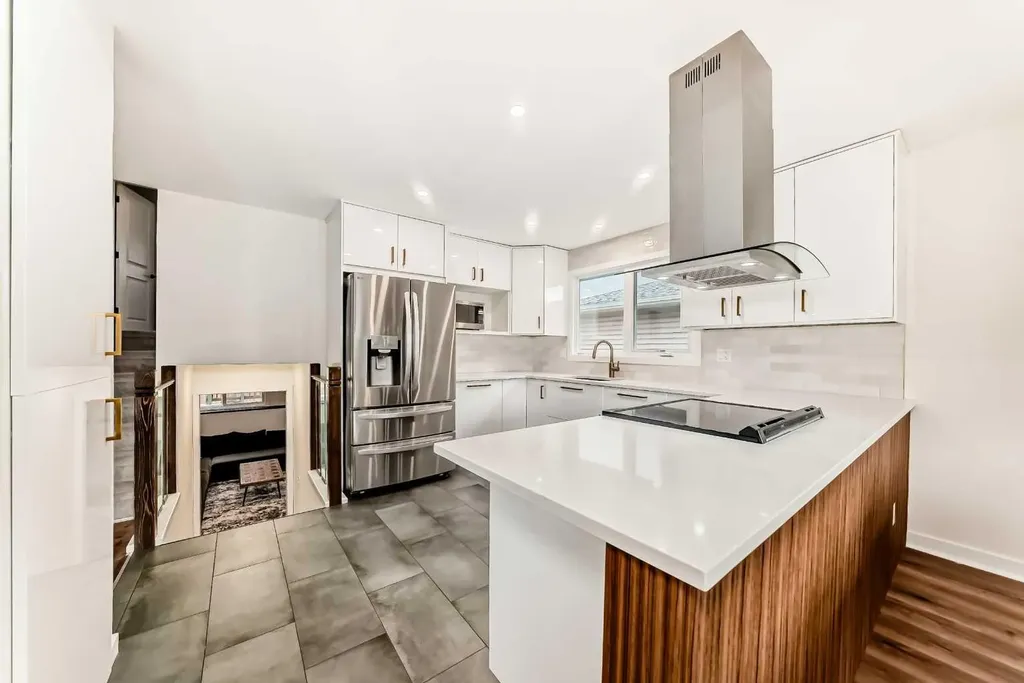 584 Woodhill Place SW Calgary AB T2W 3L5