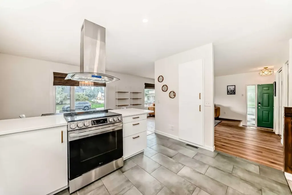 584 Woodhill Place SW Calgary AB T2W 3L5