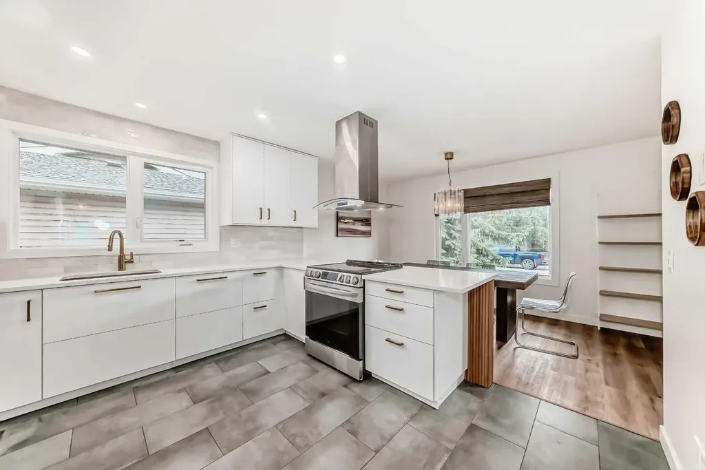 584 Woodhill Place SW Calgary AB T2W 3L5