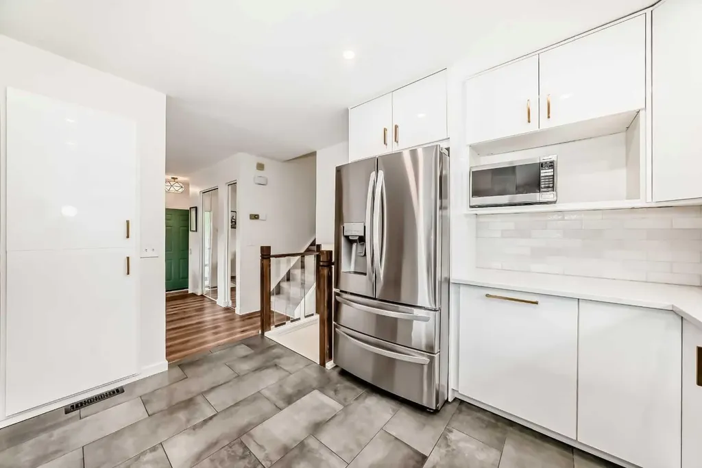 584 Woodhill Place SW Calgary AB T2W 3L5
