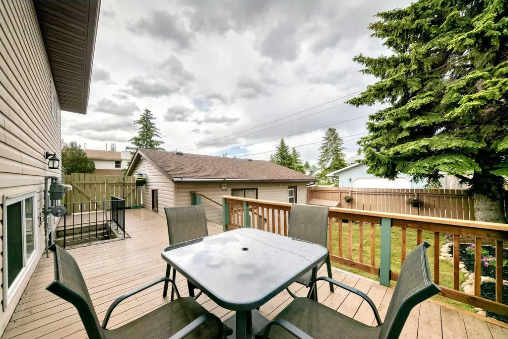 584 Woodhill Place SW Calgary AB T2W 3L5