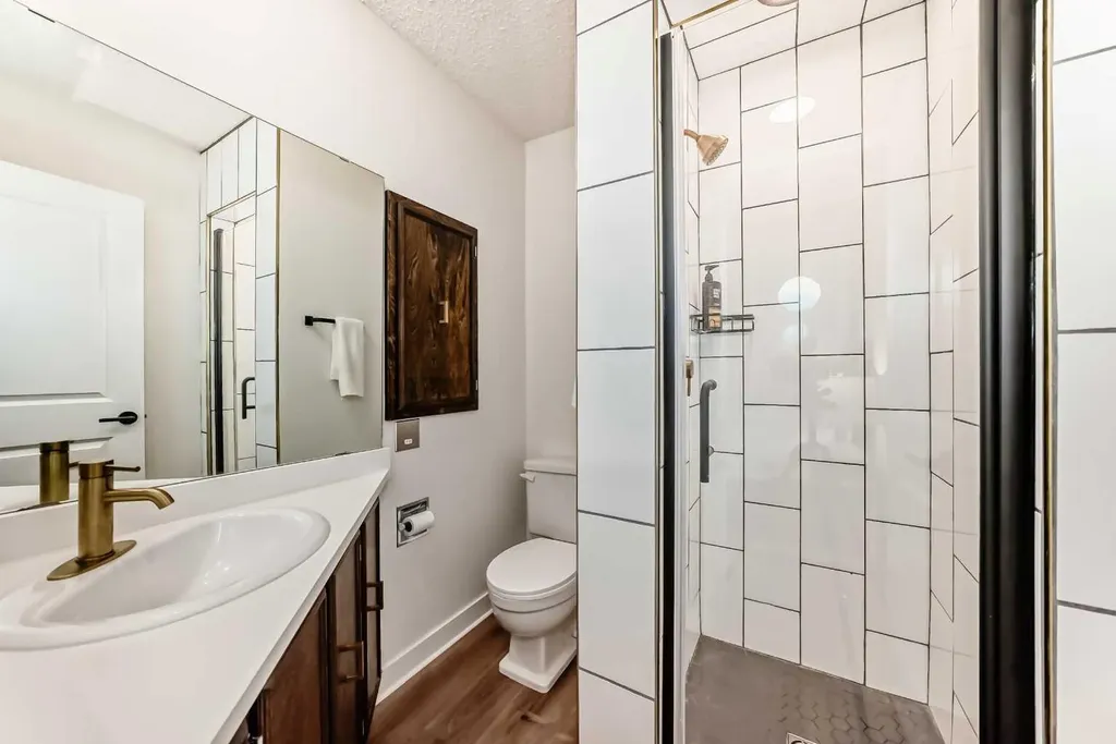584 Woodhill Place SW Calgary AB T2W 3L5