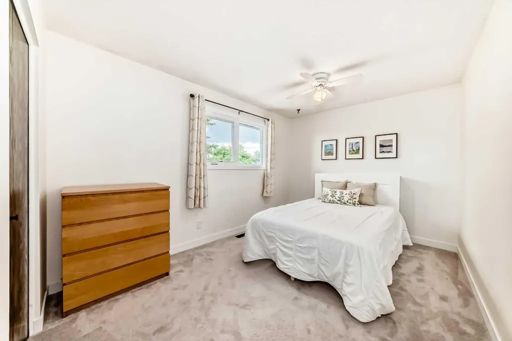 584 Woodhill Place SW Calgary AB T2W 3L5