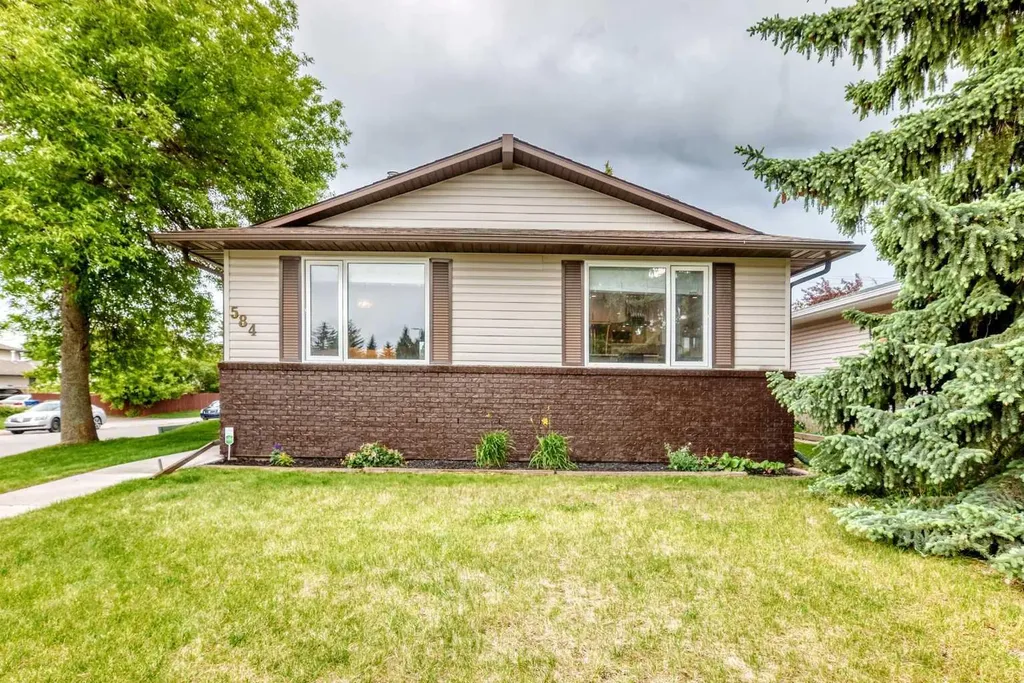 584 Woodhill Place SW Calgary AB T2W 3L5