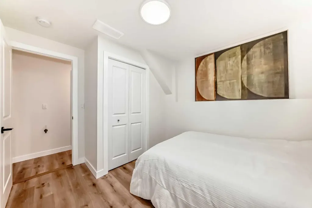 584 Woodhill Place SW Calgary AB T2W 3L5
