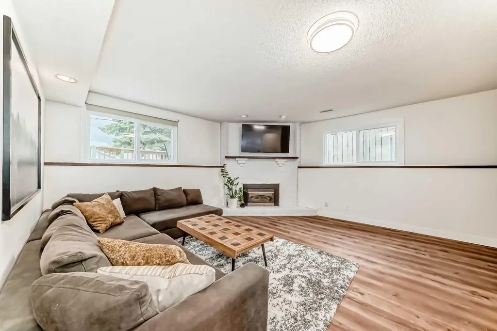 584 Woodhill Place SW Calgary AB T2W 3L5