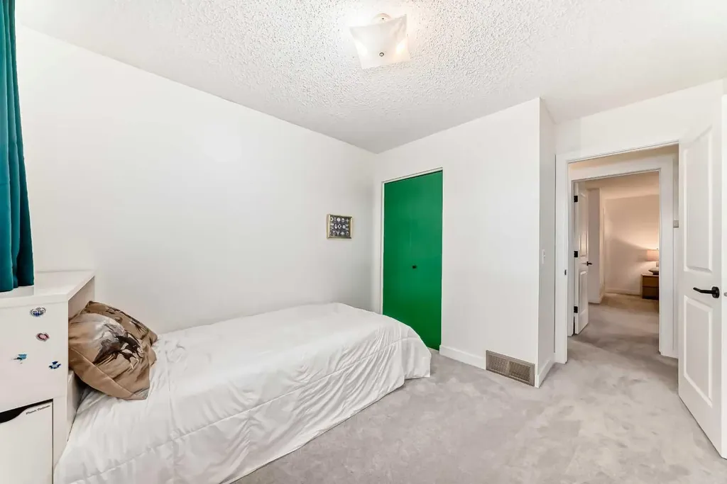 584 Woodhill Place SW Calgary AB T2W 3L5