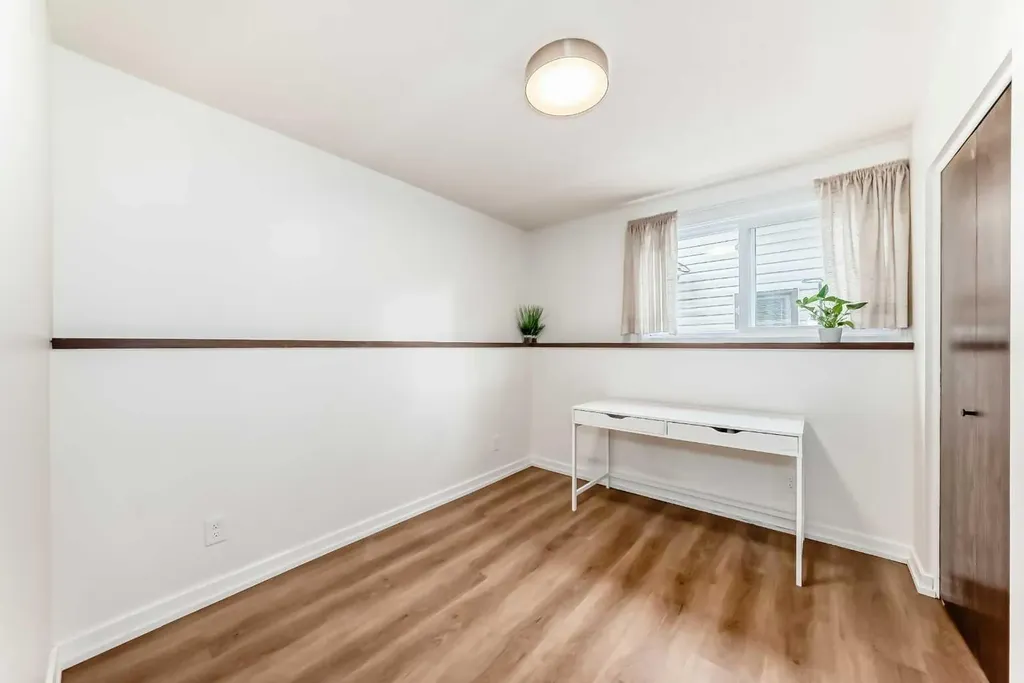 584 Woodhill Place SW Calgary AB T2W 3L5