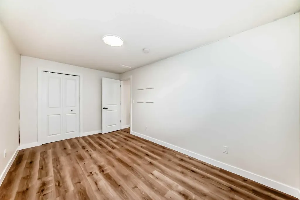 584 Woodhill Place SW Calgary AB T2W 3L5