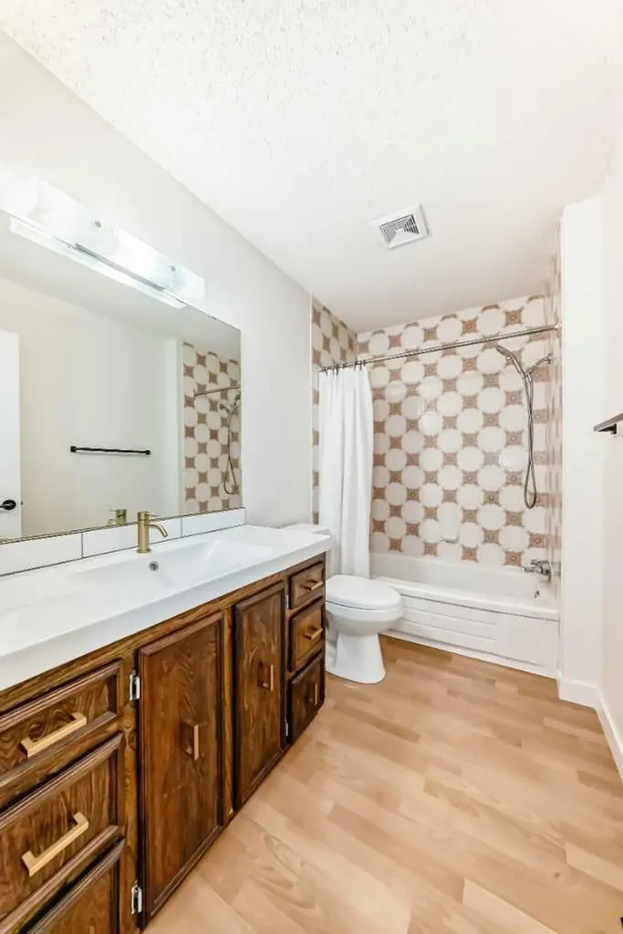 584 Woodhill Place SW Calgary AB T2W 3L5