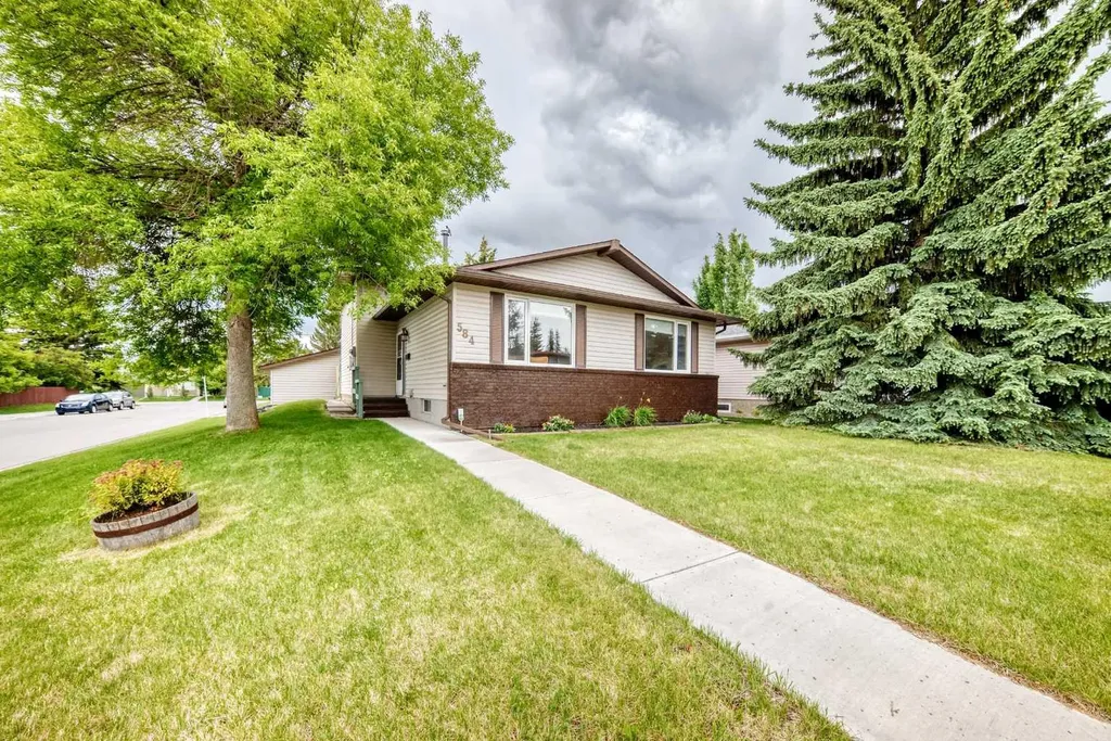 584 Woodhill Place SW Calgary AB T2W 3L5